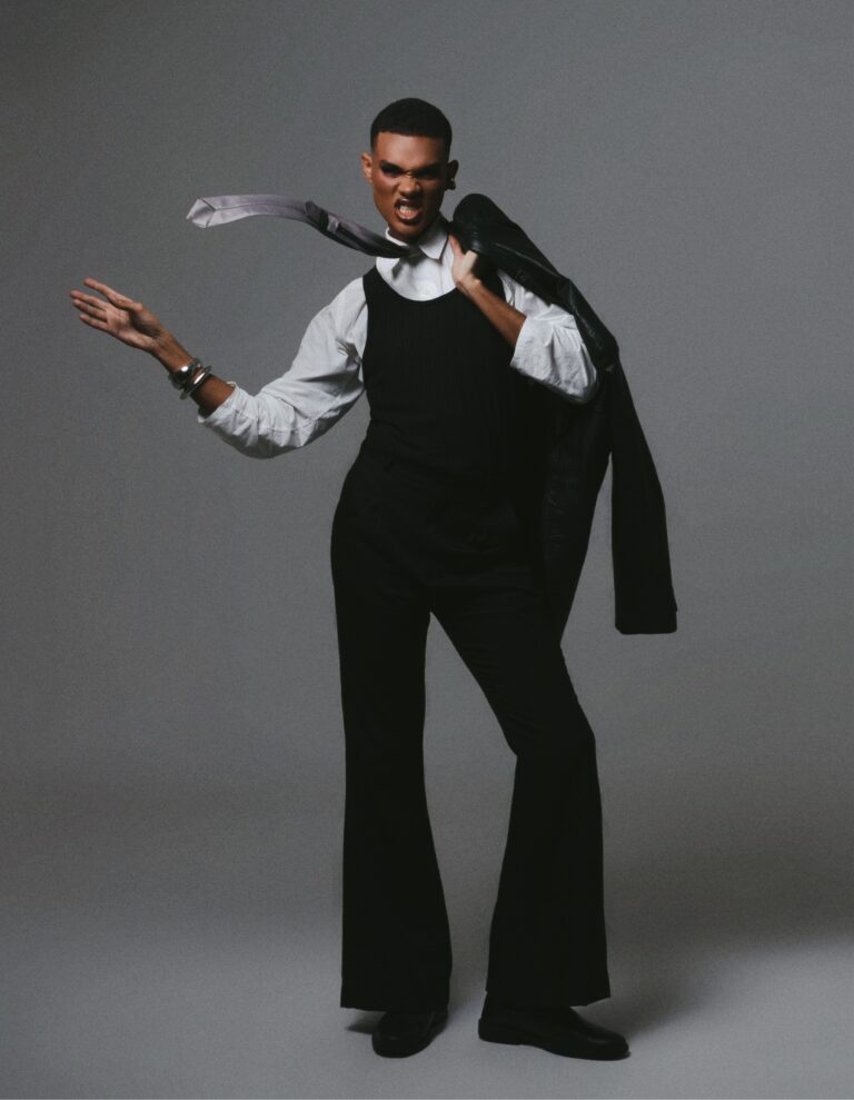 O modelo João Victor destaca como a autenticidade e a naturalidade constroem uma trajetória na moda