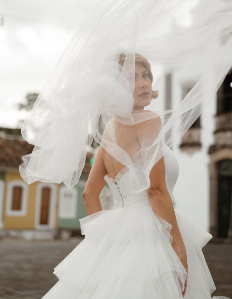 60 metros de tule, uma igreja e uma noiva: Lyndys Tereza protagoniza ensaio do Ateliê Nathália Amaral