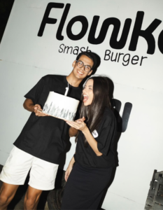 Um ano de muito sabor e uma história que já conquistou Maceió com a Flowker Smash Burguer